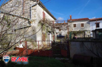 ISTRA, BARBAN, DVIJE KAMENE KUĆE ZA ADAPTACIJU NA MIRNOJ LOKACIJI