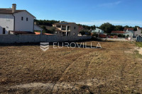 Istra, Bibići, građevinsko zemljište 1290m2 s projektom za samostojeće