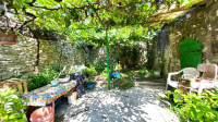 Istra, Buje, autohtona kuća s vrtom u centru