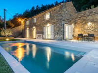 Istra, okolica Motovuna, samostojeća kamena vila s bazenom