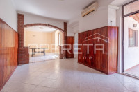 Istra, Buje – stan s okućnicom i pogledom na grad, za renovaciju