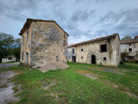 Istra, Buzet, Ročko polje - dvije samostojeće kamene kuće
