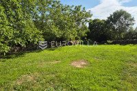 Istra, Dobravci, građevinsko zemljište 1154m2 s dva objekta