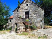 Istra, Kanfanar, stara kamena kuća, 1200m2 okućnice, kompletna infrast