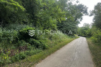 Istra, Karojba, građevinsko zemljište 1.245 m² s pristupnim putem