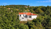 Istra, Labin, novoizgrađena prizemnica okružena prirodom