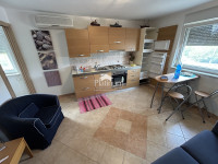 Istra, Ližnjan, fantastični etažni apartman s dvije garaže i dvorištem