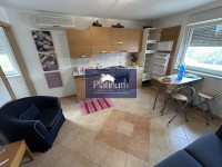 Istra, Ližnjan, fantastični etažni apartman s dvije garaže i dvorištem