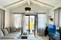 Istra, Ližnjan, moderan četverosoban stan s bazenom i parkingom u bliz