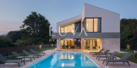 Istra, Ližnjan, moderna vila 400 m2 s bazenom na prodaju