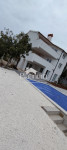 Istra,Medulin kuća s tri apartmana i bazenom na 300 m od mora