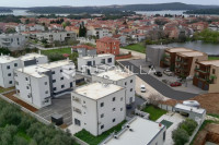 Medulin, novogradnja, Prostran četverosoban stan s garažom, 600m od mo