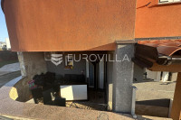 Istra, Medulin, trosoban stan u suteranu  NKP 76 m2, novija zgrada
