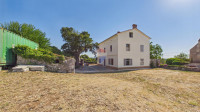 Istra, Mutvoran – povijesna školska zgrada, 300 m2 s velikim građevins