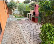 Istra, Novigrad, apartman u prizemlju s velikim dvorištem, 400 metara