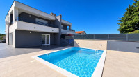 ISTRA, NOVIGRAD – dvojna kuća s privatnim bazenom, 135 m²