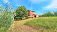 Istra,Novigrad-Samostojeća kuća sa 2700 m2 građevinskog zemljišta