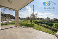 ISTRA, NOVIGRAD - Stan u prizemlju stambene zgrade 50m od mora!