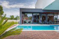 Istra, okolica Pule, novogradnja vrhunska Villa s bazenom 460 m do mor