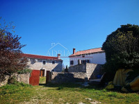 Istra, okolica- kuća sa dvorištem i konobom 170m2