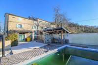 Istra, okolica Motovuna - autohtona kamena kuća s bazenom