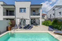 Istra, okolica Poreča, duplex kuća 120 m² s bazenom, saunom i uhodanim