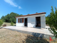 ISTRA, OKOLICA ROVINJA, VIKENDICA S VELIKIM ZEMLJIŠTEM U BLIZINI MORA,