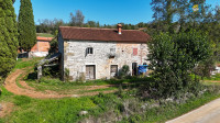 ISTRA, Oprtalj - autohtona samostojeća kamena kuća za renovaciju po vl