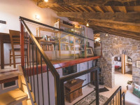 Istra, Oprtalj, Kamena kuća s 3 apartmana i dva poslovna prostora