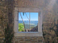 ISTRA, OPRTALJ - Kamena starina s panoramskim pogledom na zelenilo