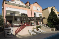 Istra, Peroj, apartmanska kuća s prekrasnom okućnicom i panoramskim po