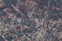 Istra, Peroj - pravokutna poljoprivredna parcela s putem 322 m2, nadom