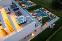 Istra, Poreč – vila 310 m², 4SS, bazen, sauna, krovna terasa