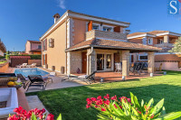 Istra, Poreč, dvojna kuća površine 152 m2 s bazenom
