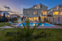 Istra, Poreč, luksuzna vila 244 m2 s bazenom i velikom uređenom okućni
