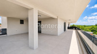 ISTRA, POREČ – prostrani penthouse s krovnom terasom od 130 m², 800 m