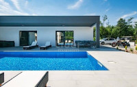 Istra, predivna kuća, s bazenom, 8 km do plaže