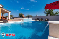 ISTRA, PULA, KUĆA, 360 M2, SA BAZENOM