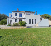 Istra, Pula obiteljska kuća sa bazenom i okućnicom