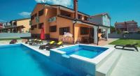 Istra,Pula prekrasna vila veličine 380 m2 s bazenom i uhodanim apartma