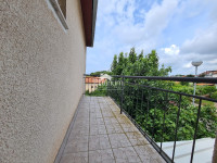 Istra,Pula stan u kući s 200 m2 okućnice