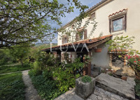 Istra, Roč, kamena kuća u mirnom selu okružena prirodom