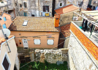 Istra, Rovinj- kuća u centru u mirnoj ulici s 2 stana, 65 m2