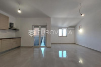 Istra, Šišan, moderan trosoban stan s terasom u mirnom dijelu Šišana