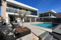 Istra, Smoljanci, moderna novoizgrađena vila  200m2 s bazenom i pogled