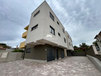 Istra, Štinjan, komforni stan na prvom katu s dvije spavaće sobe, gara