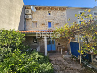Istra, Sv. Lovreč, renovirana kuća 95m2  s dvorištem