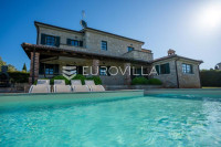 Istra, Sveti Lovreč, kamena vila 269 m2 s bazenom, velikim vrtom i pog