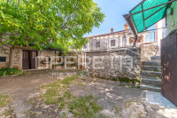 Istra, Sveti Lovreč- Kuća s dvorištem u centru