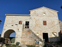 Istra, Svetvinčenat - imanje s 3 autohtone kamene kuće